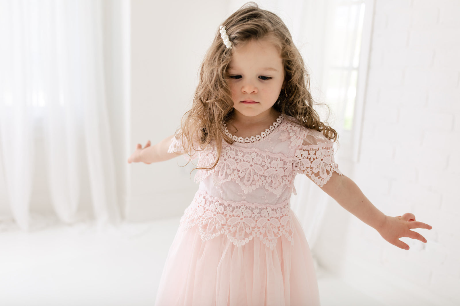 ワンピース Rosa Ruched Satin Dress pink petale Alyssia Midi Dress - One Shoulder Ruched Satin Dress in Pink